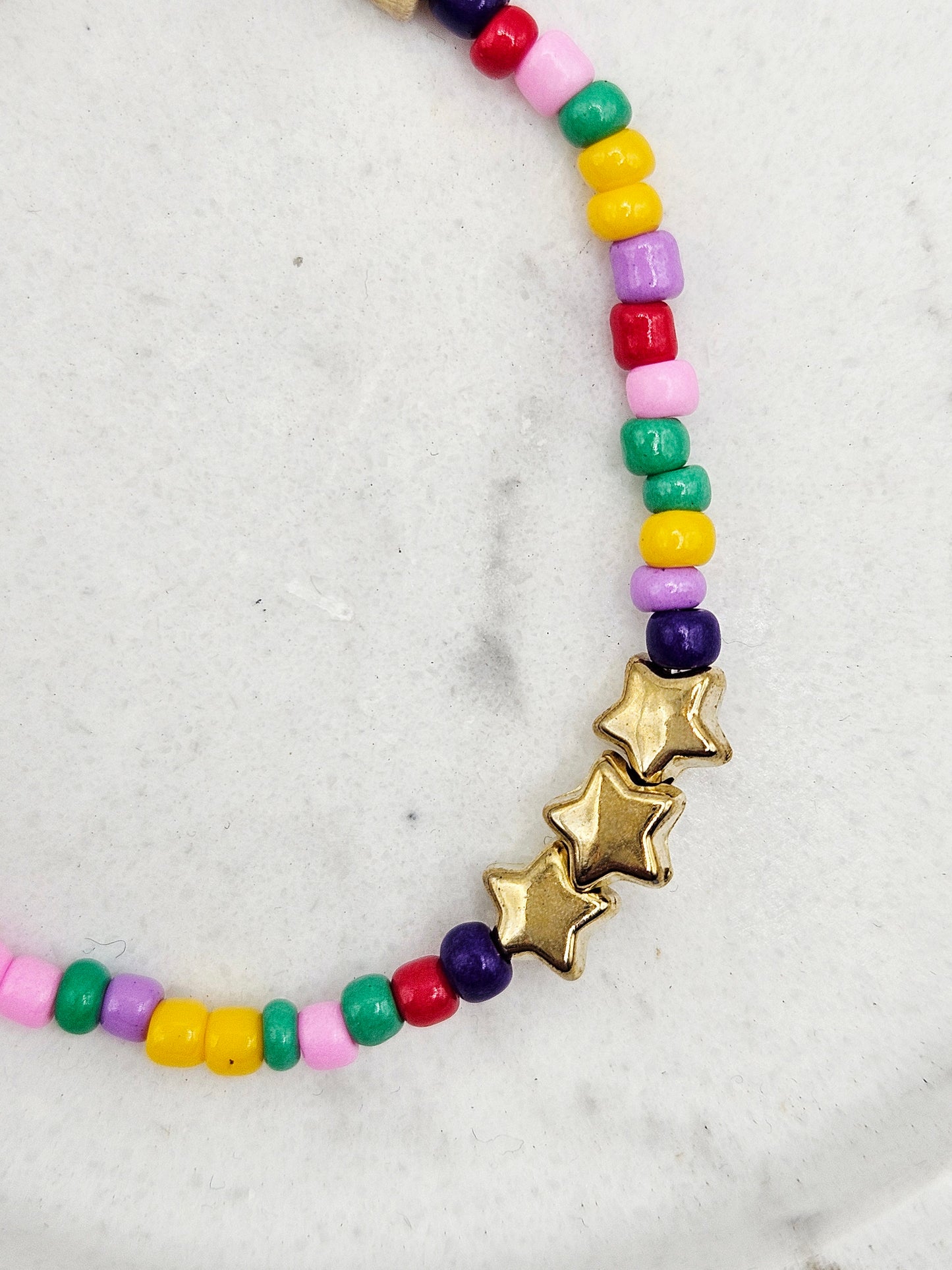 Kleurrijke Glaskralen Ketting met Gouden Sterretjes – 18 cm