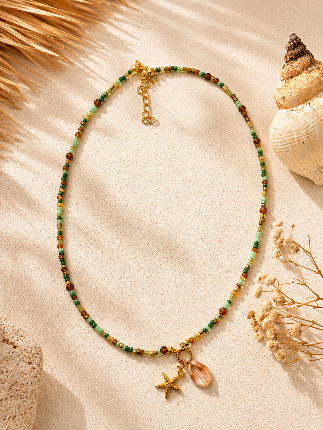 Handgemaakte groene kralenketting met natuurlijke schelp, goudkleurige zeester en verstelbare sluiting van Blissh