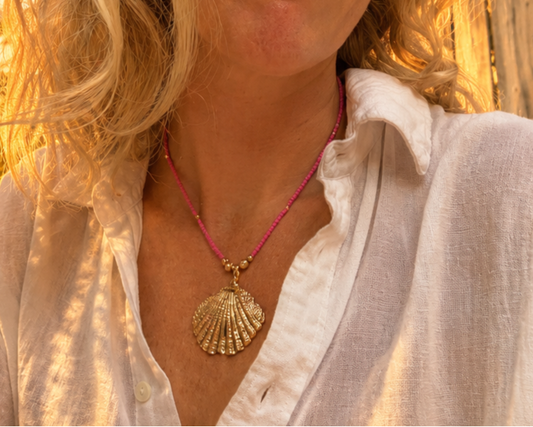 Sunset Shell Necklace - fuchsia kralenketting met grote schelbedel