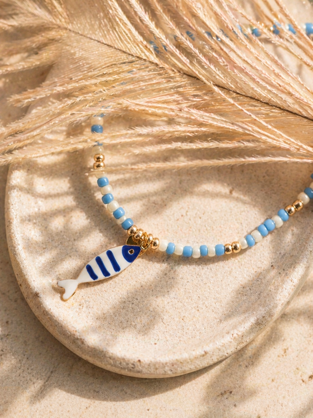 Zomerse kralenketting met visje – blauw/wit & goud details (41 cm)