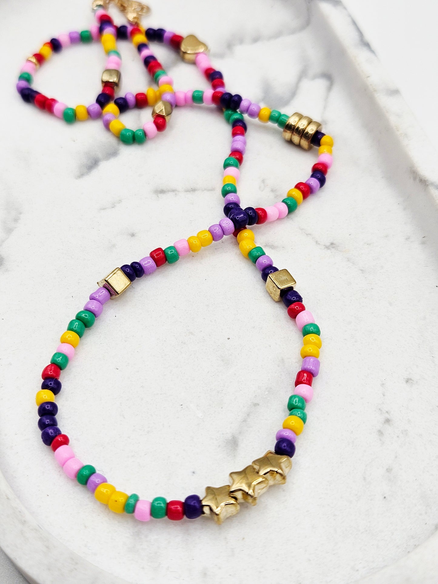 Kleurrijke Glaskralen Ketting met Gouden Sterretjes – 18 cm