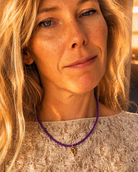 Paarse kralenketting met gouden schelphanger 💜