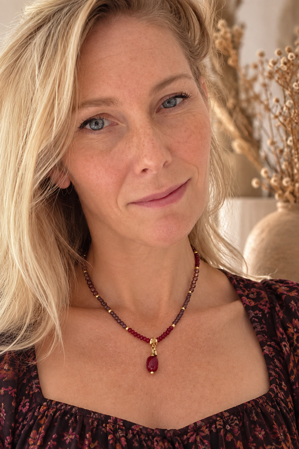 Burgundy Bloom bordeauxrode kralenketting gedragen