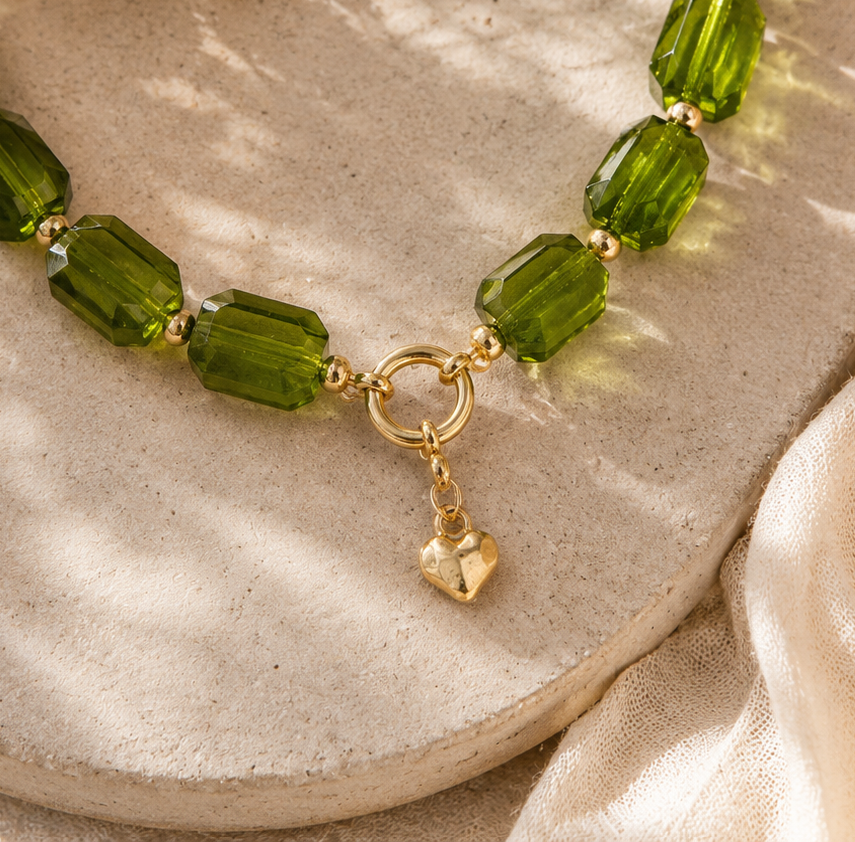 close up van gouden sluiting met hart bedel
