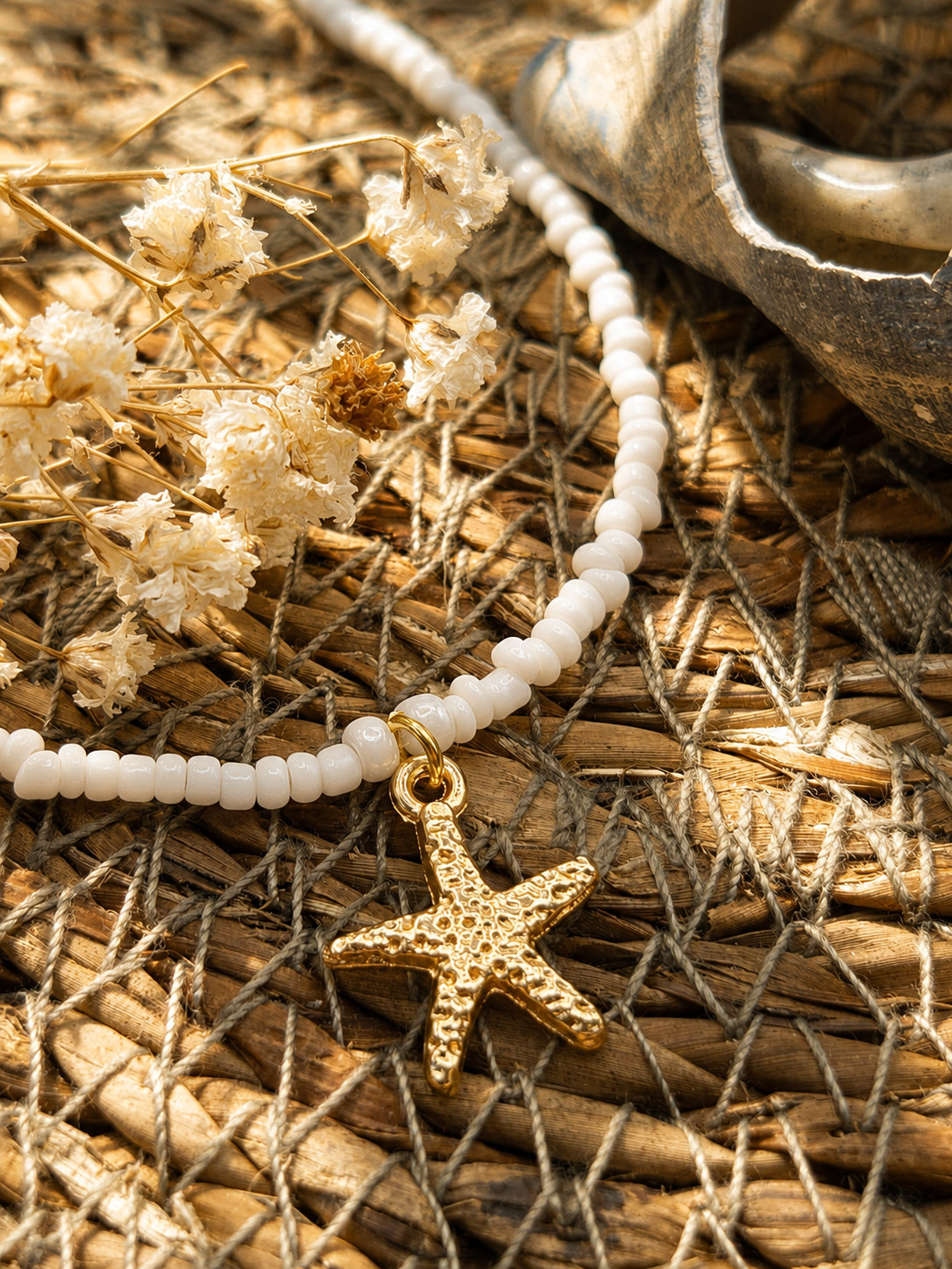 close-up van een gouden zeester bedel