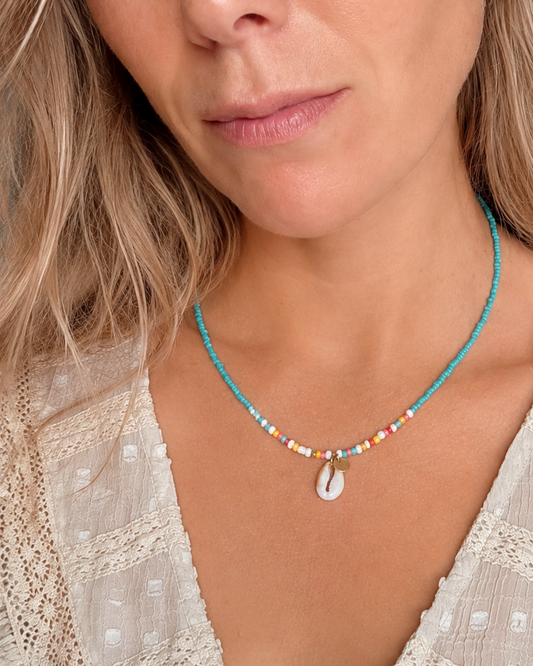 Laguna turquoise kralenketting met schelp gedragen