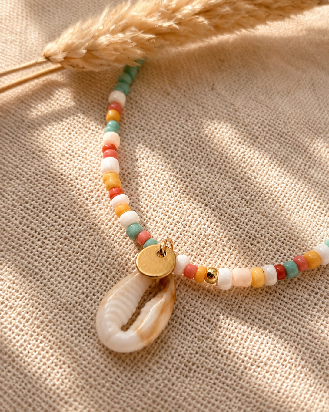 Detail van Laguna turquoise kralenketting met kleurrijke kralen en schelp