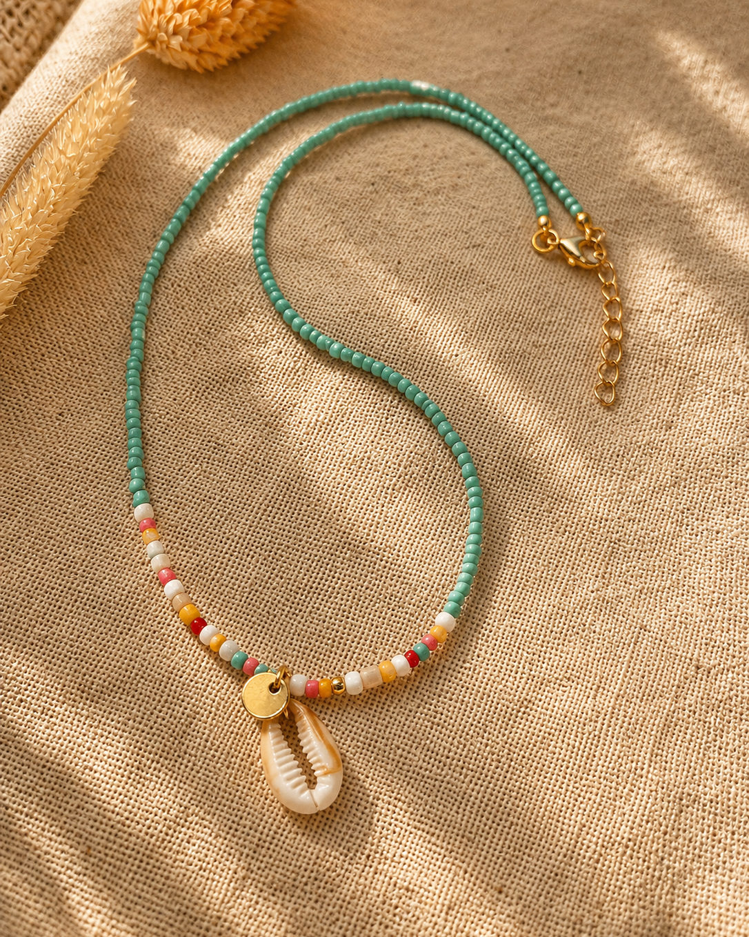 Detail van Laguna turquoise kralenketting met kleurrijke kralen en schelp