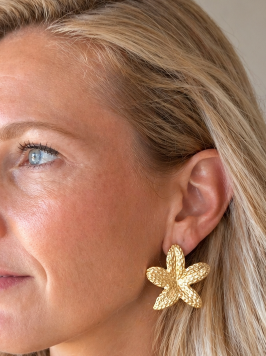 Golden Flower Statement Oorbellen – Tijdloos & Elegant