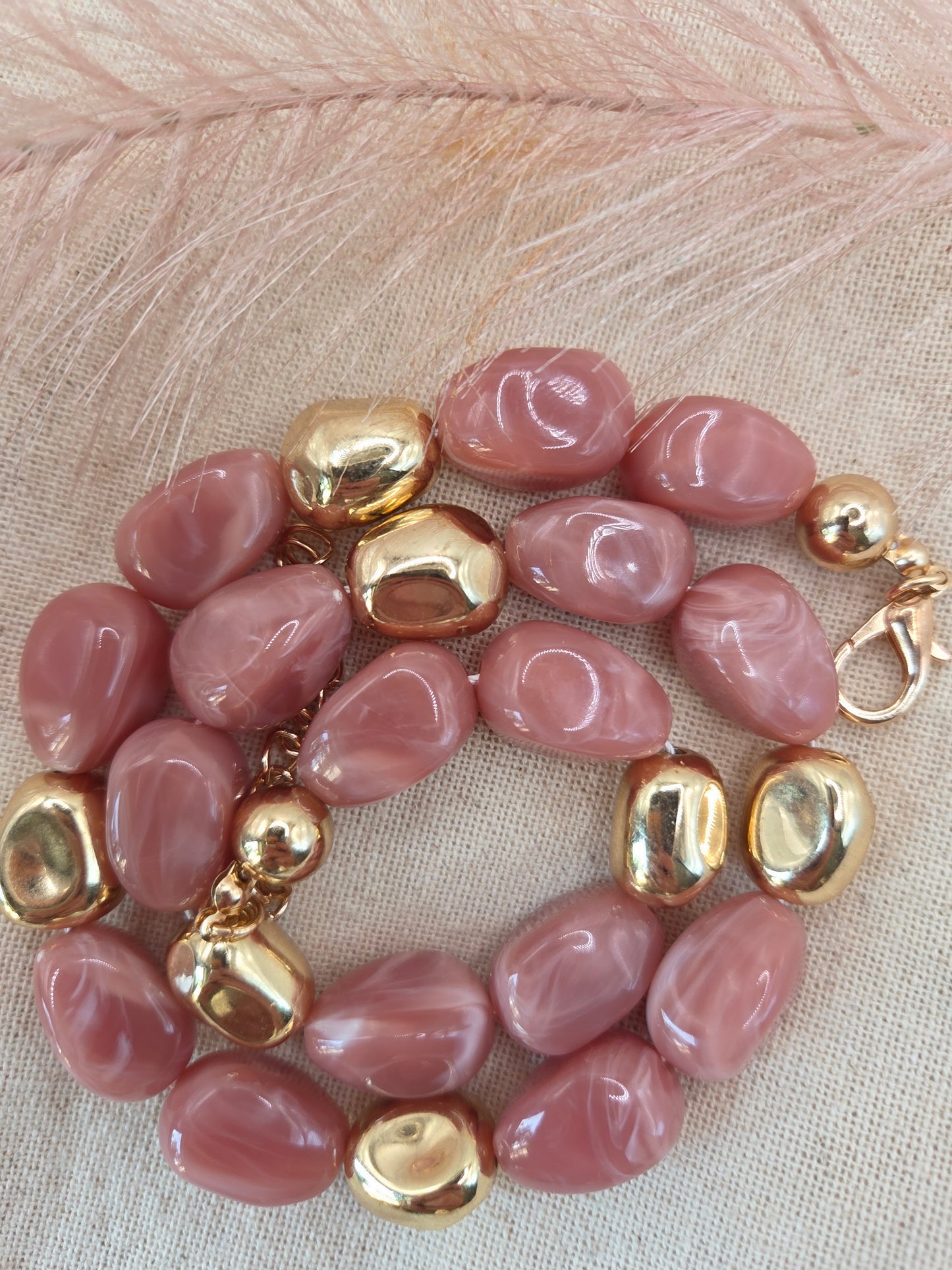 Roze Statement Ketting met Gouden Accenten – Elegant & Tijdloos