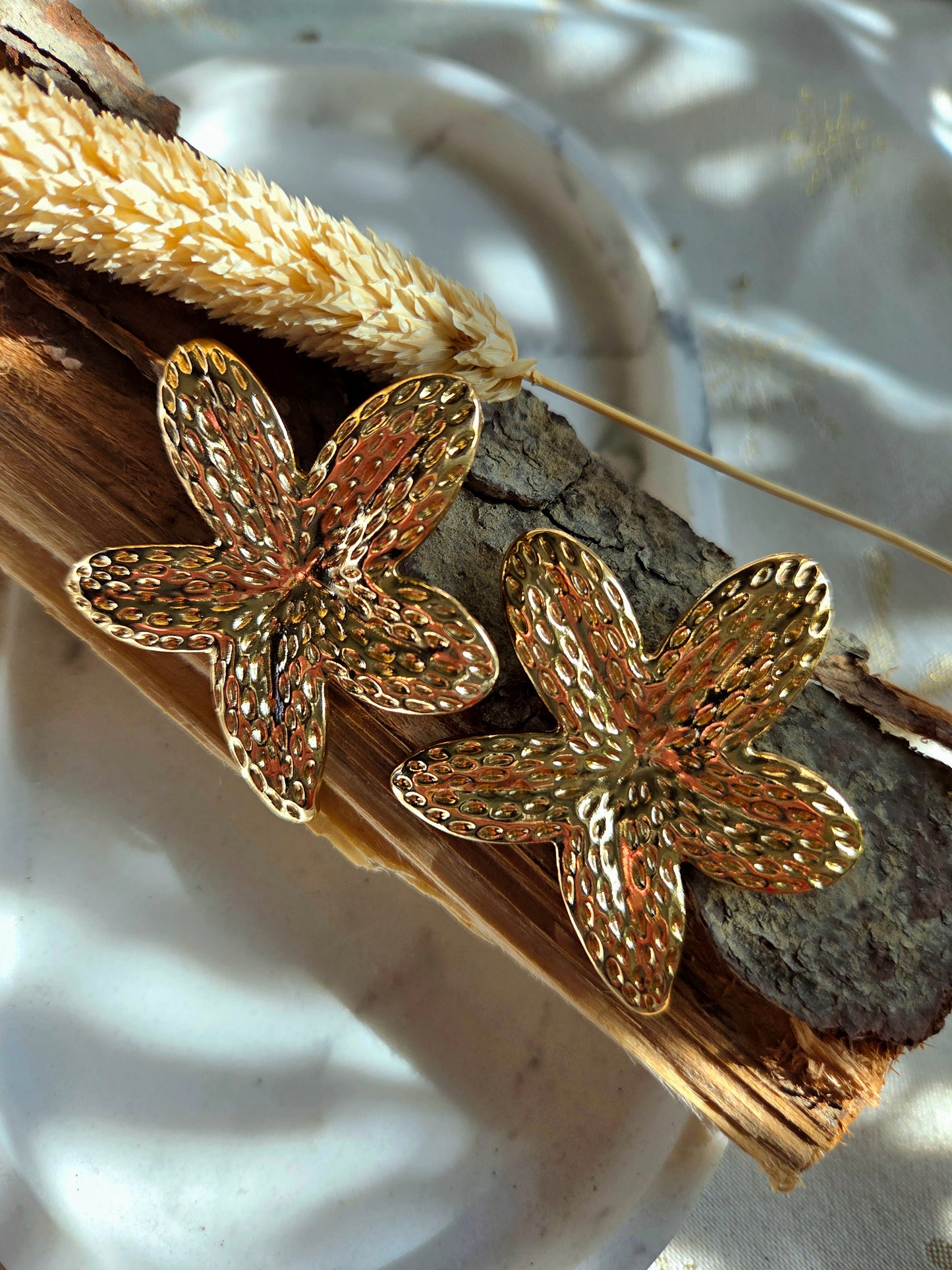 Golden Flower Statement Oorbellen – Tijdloos & Elegant