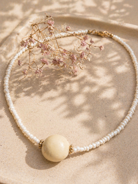Handgemaakte kralenketting crème/goud met ronde kraal – subtiel & zomers
