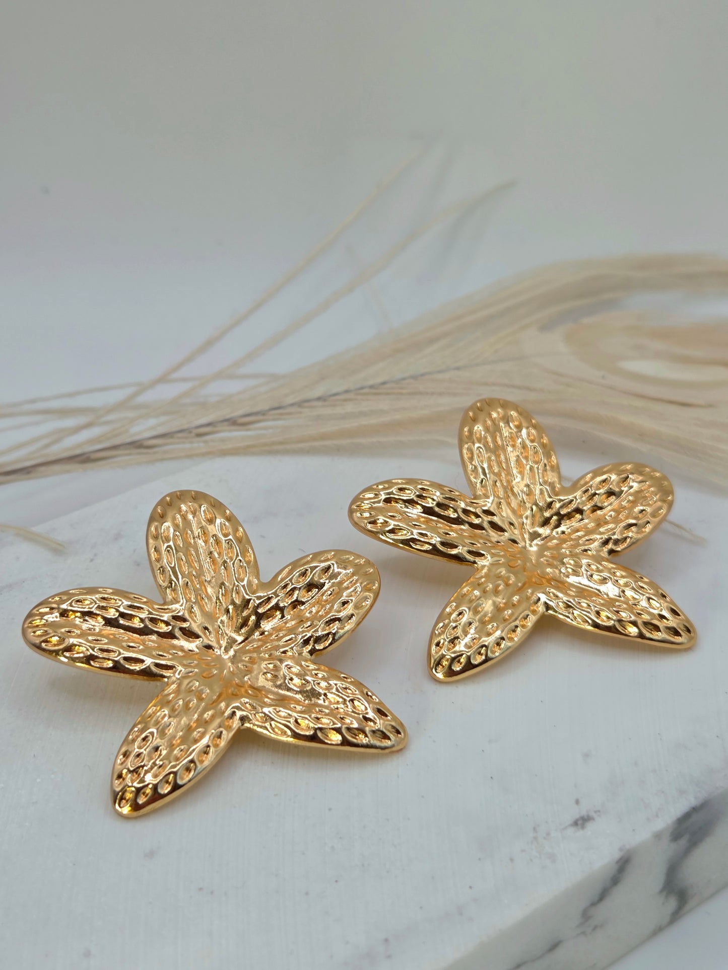 Golden Flower Statement Oorbellen – Tijdloos & Elegant
