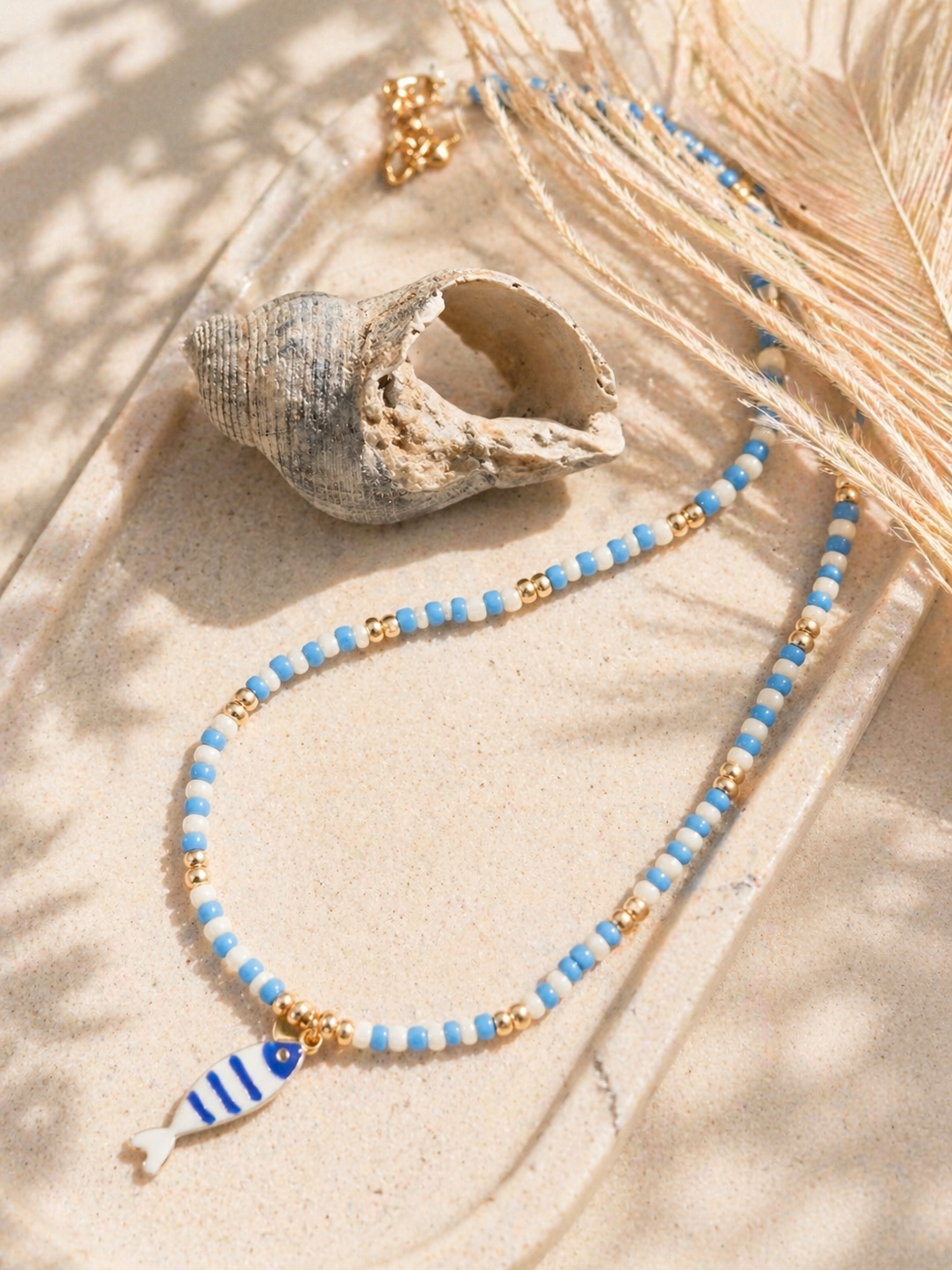Zomerse kralenketting met visje – blauw/wit & goud details (41 cm)