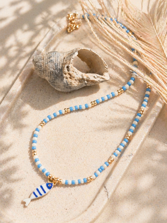 Zomerse kralenketting met visje – blauw/wit & goud details (41 cm)