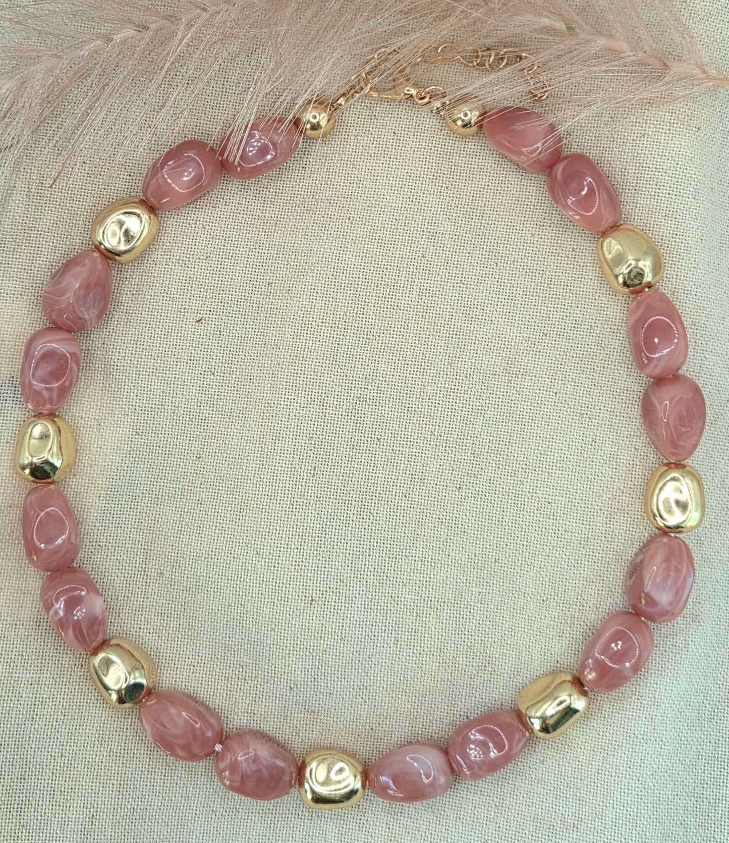 Roze Statement Ketting met Gouden Accenten – Elegant & Tijdloos