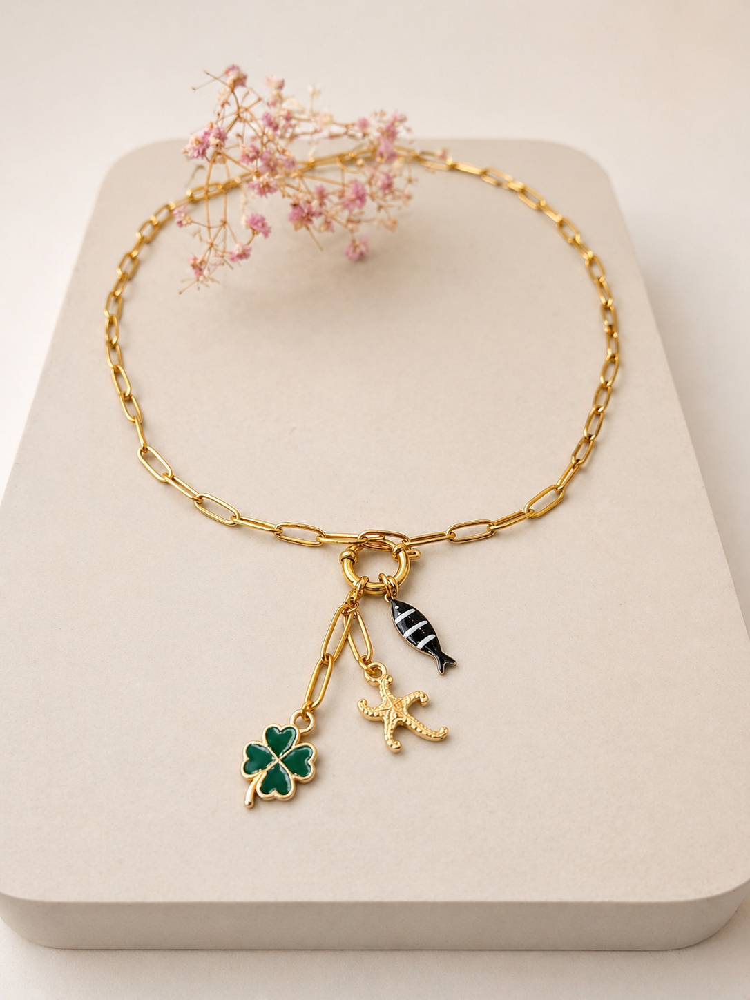 Gouden bedel schakelketting met visje, klaver & zeester – zomers / boho – 48 cm