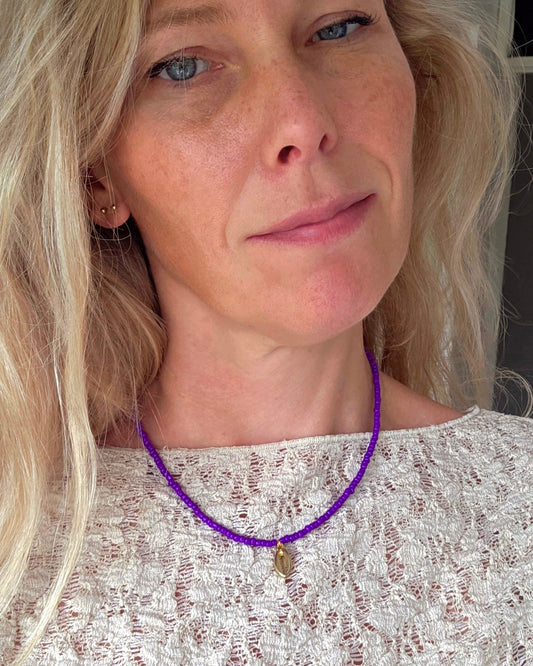 Paarse kralenketting met gouden schelphanger 💜