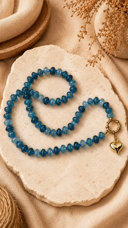 Blue Heart – Blauwe Kralenketting met Gouden Hartbedel
