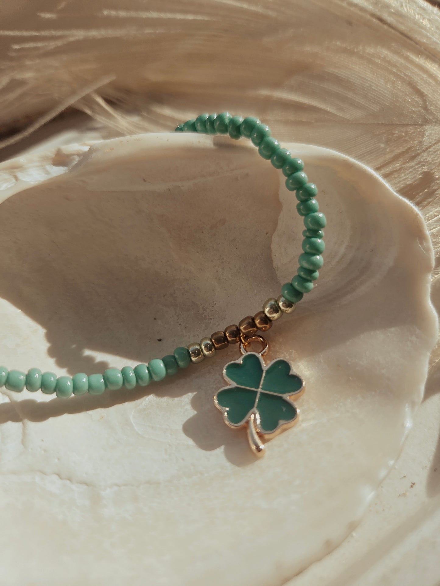 Handgemaakte kralen armband set met klavertje  – zomerse kleuren