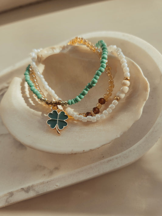Handgemaakte kralen armband set met klavertje  – zomerse kleuren