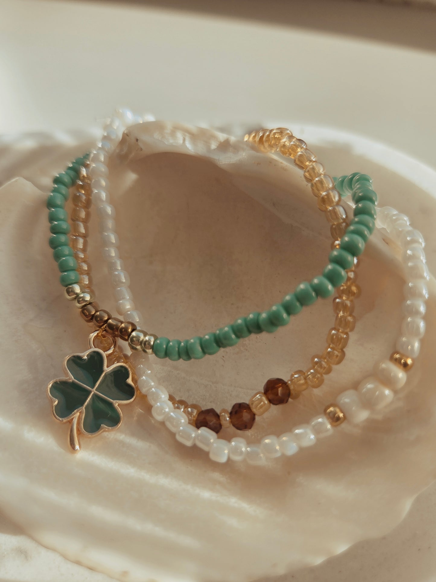 Handgemaakte kralen armband set met klavertje  – zomerse kleuren