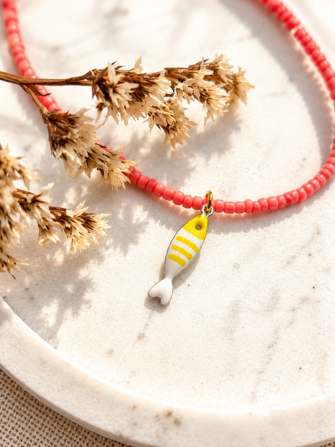 Koraalroze Beach Necklace met visbedeltje