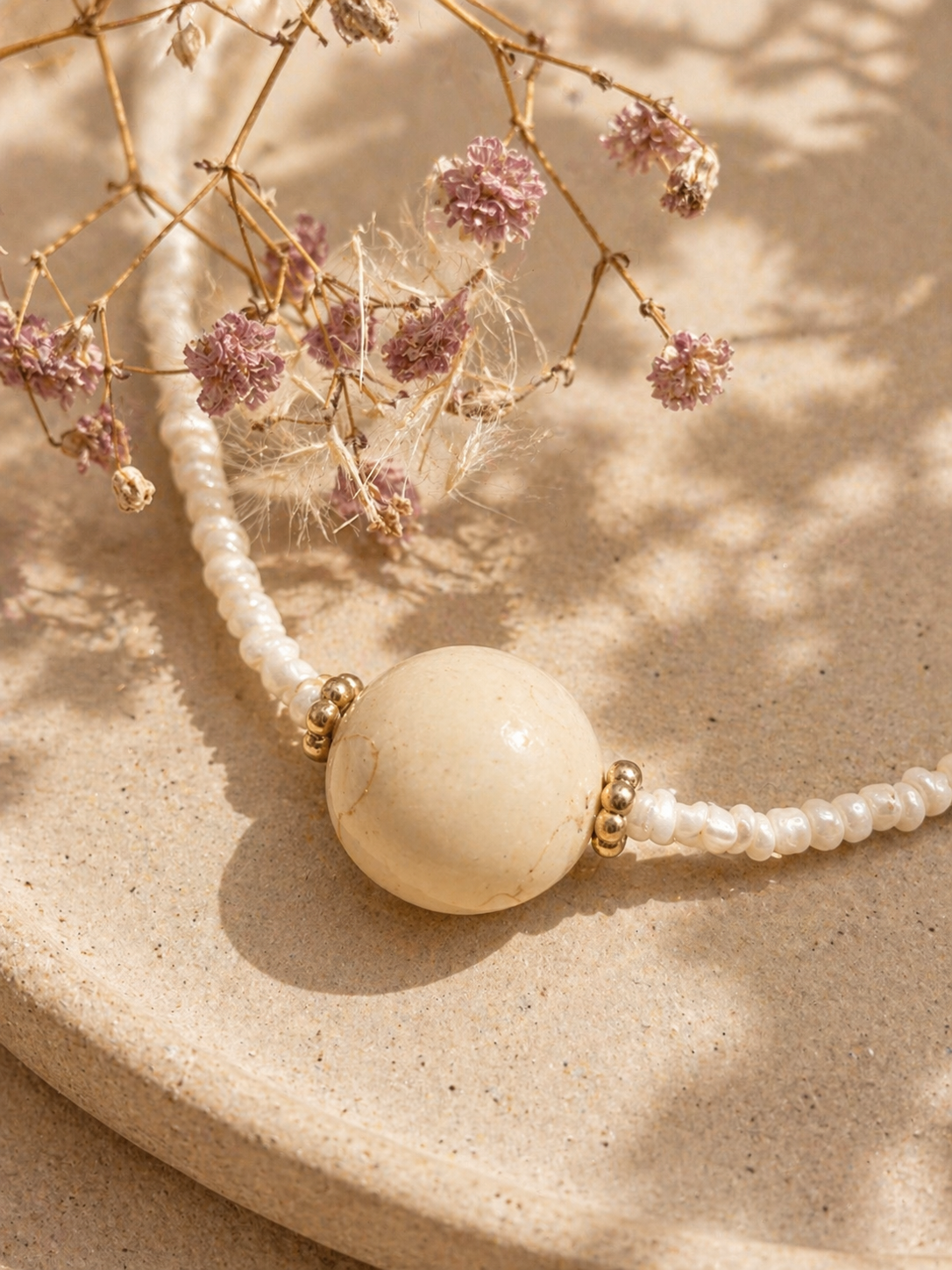 Handgemaakte kralenketting crème/goud met ronde kraal – subtiel & zomers