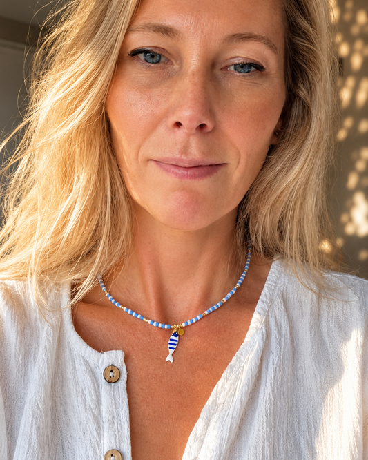 Zomerse kralenketting met visje – blauw/wit & goud details (41 cm)