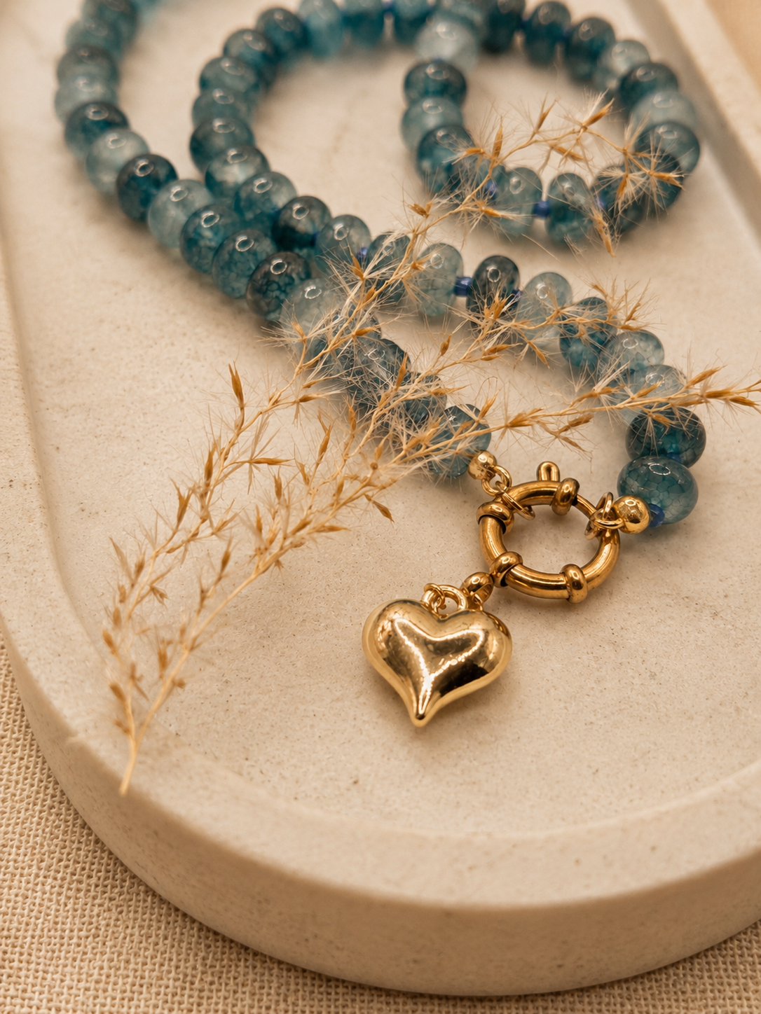 Blue Heart – Blauwe Kralenketting met Gouden Hartbedel