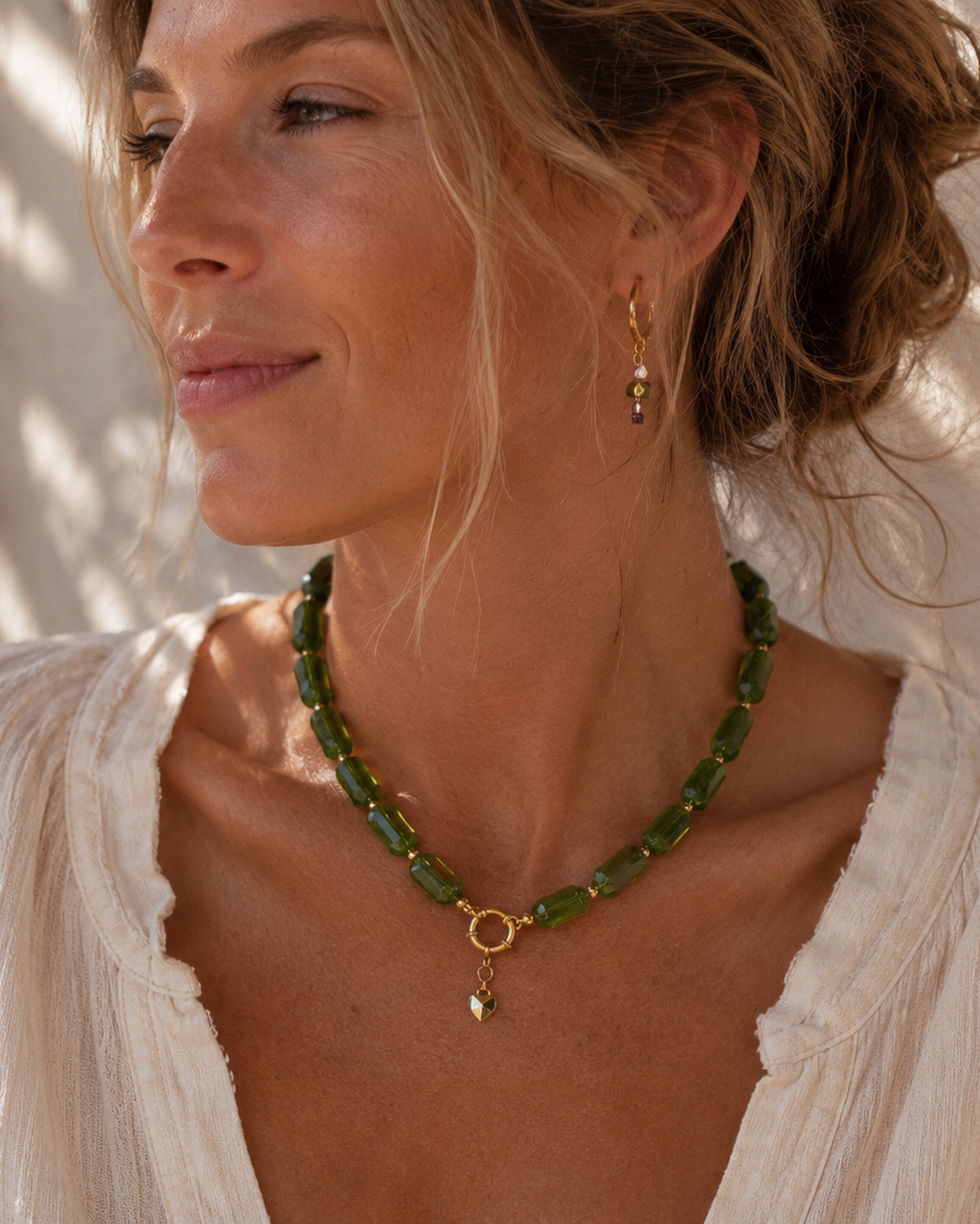 model draagt een groen statement ketting vintage met hart bedel
