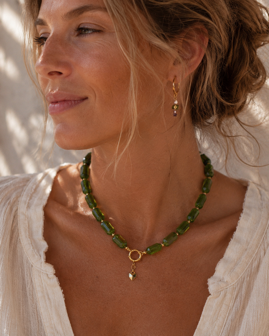 model draagt een groen statement ketting vintage met hart bedel