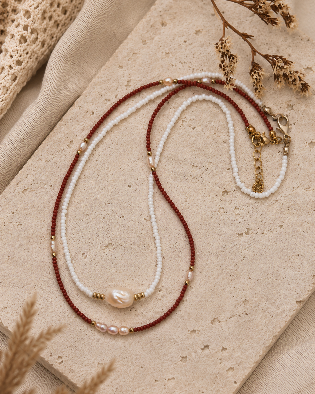 Terra Pearl rode kralenketting met parels en goudkleurige details