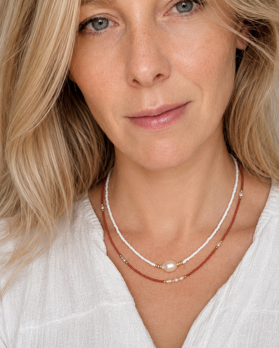 Terra Pearl rode en witte kralenketting met parels gedragen