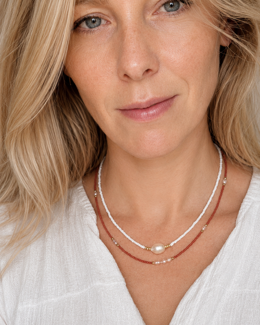 Terra Pearl rode en witte kralenketting met parels gedragen
