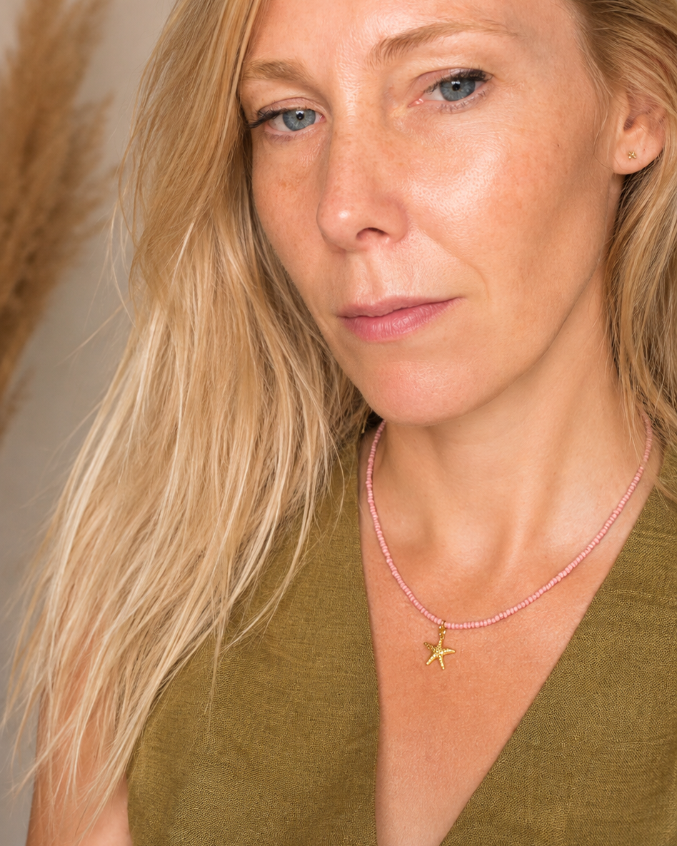 Vintage Rosé oudroze kralenketting met zeester gedragen